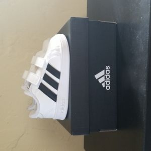 Brand New and NBW Adidas baby Velcro shoes size 4k